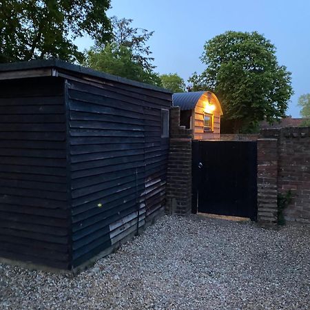 Gatwick Hideaway Hut Otel Charlwood Dış mekan fotoğraf