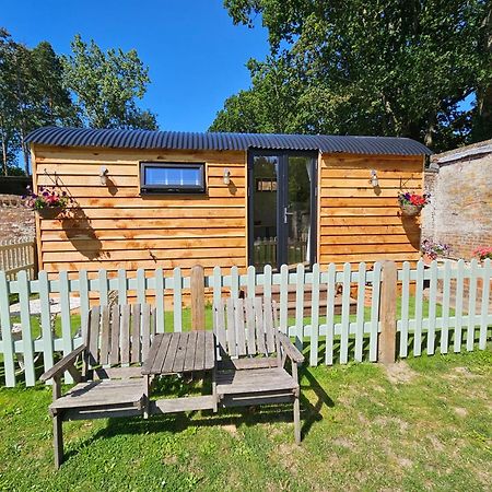 Gatwick Hideaway Hut Otel Charlwood Dış mekan fotoğraf