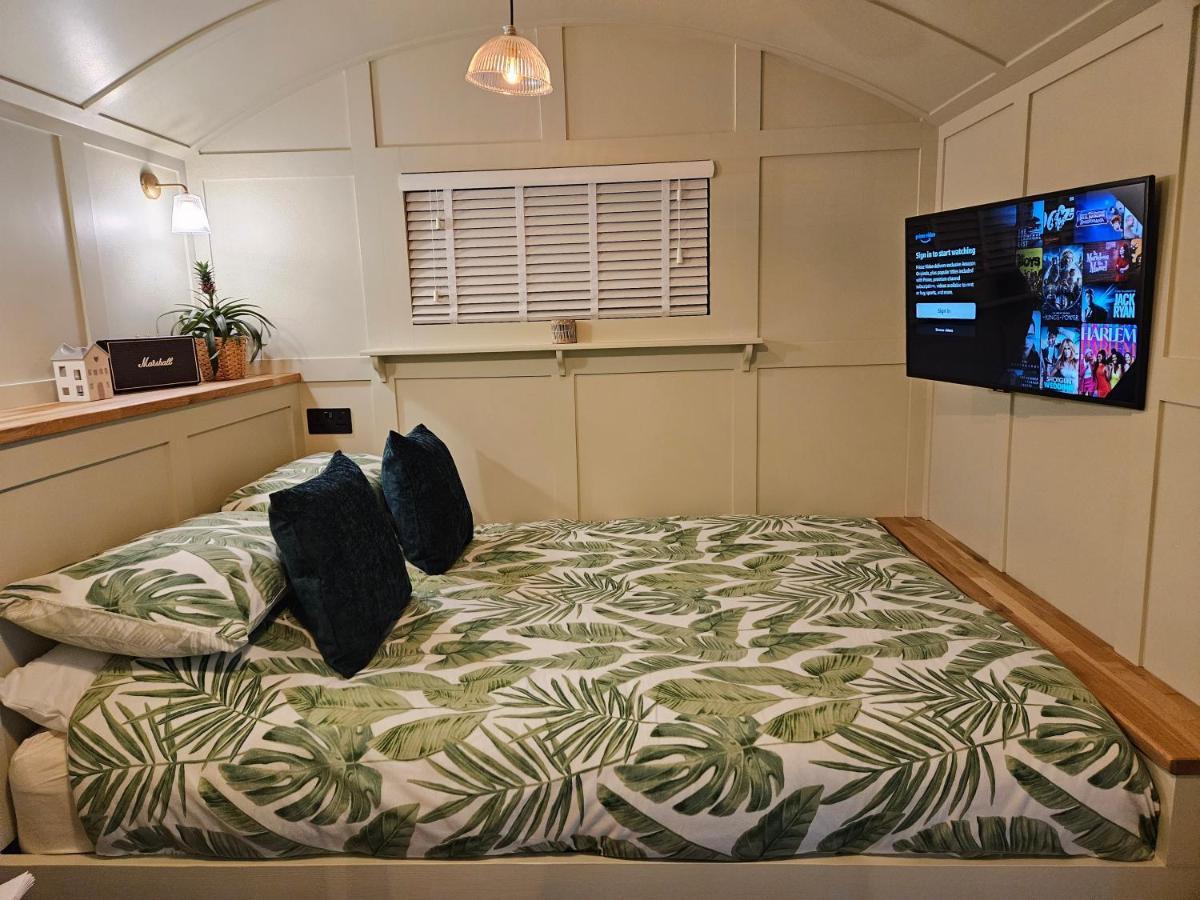 Gatwick Hideaway Hut Otel Charlwood Dış mekan fotoğraf