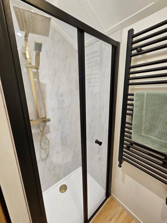 Gatwick Hideaway Hut Otel Charlwood Dış mekan fotoğraf