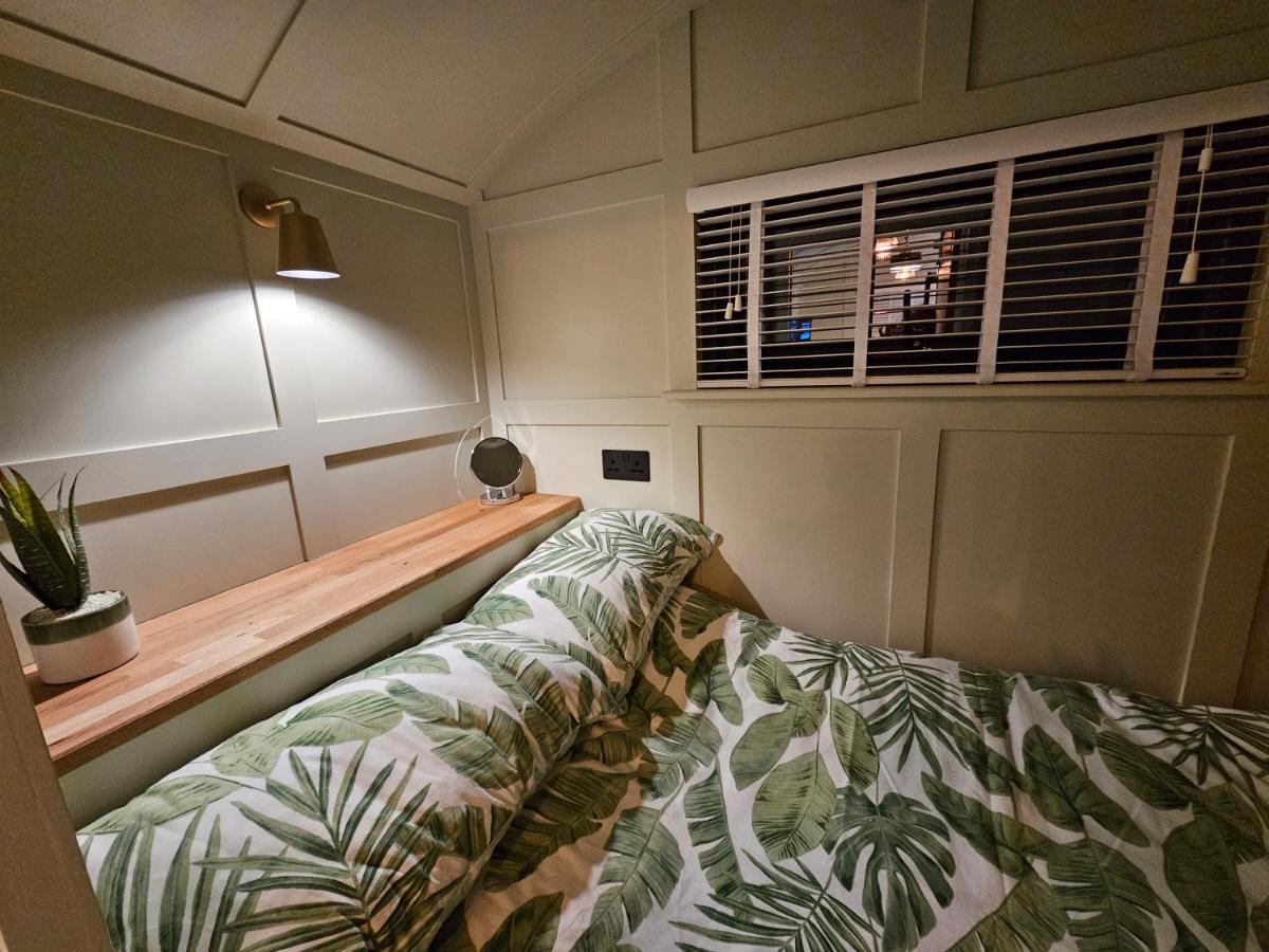 Gatwick Hideaway Hut Otel Charlwood Dış mekan fotoğraf