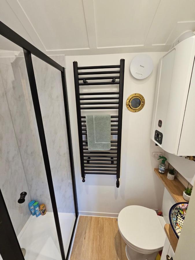 Gatwick Hideaway Hut Otel Charlwood Dış mekan fotoğraf