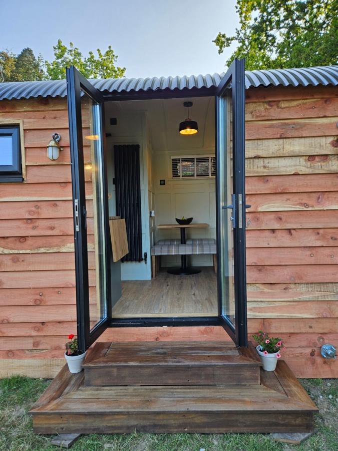 Gatwick Hideaway Hut Otel Charlwood Dış mekan fotoğraf