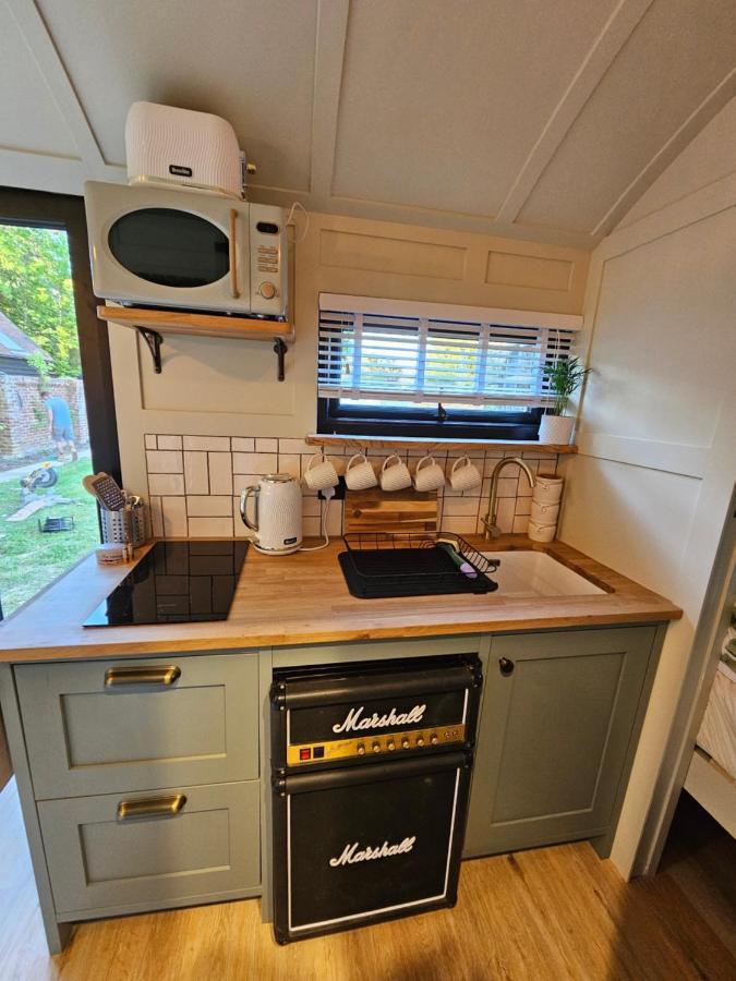 Gatwick Hideaway Hut Otel Charlwood Dış mekan fotoğraf
