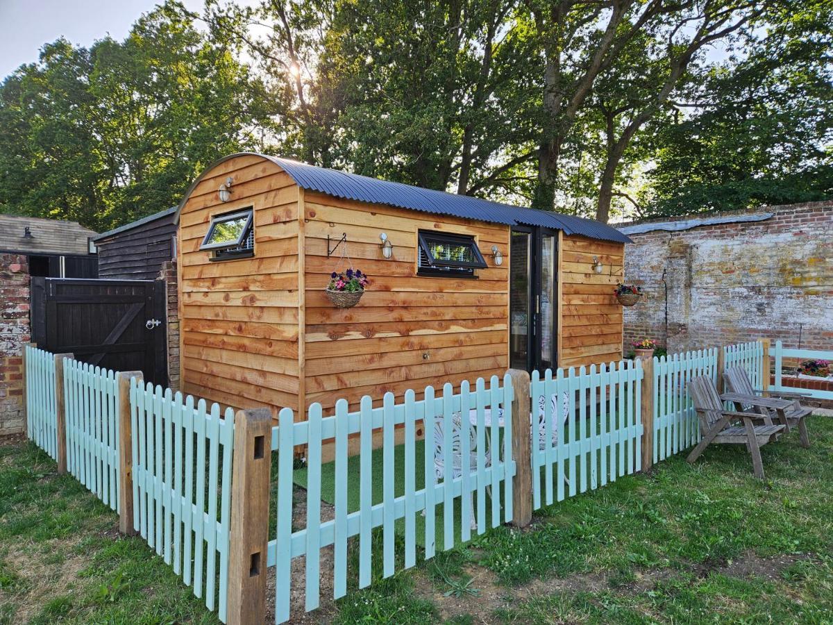 Gatwick Hideaway Hut Otel Charlwood Dış mekan fotoğraf