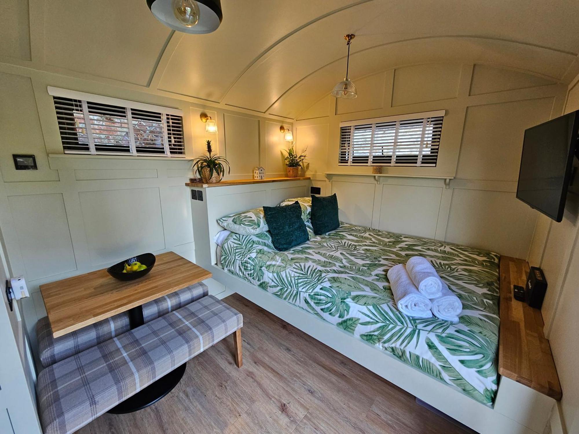 Gatwick Hideaway Hut Otel Charlwood Dış mekan fotoğraf