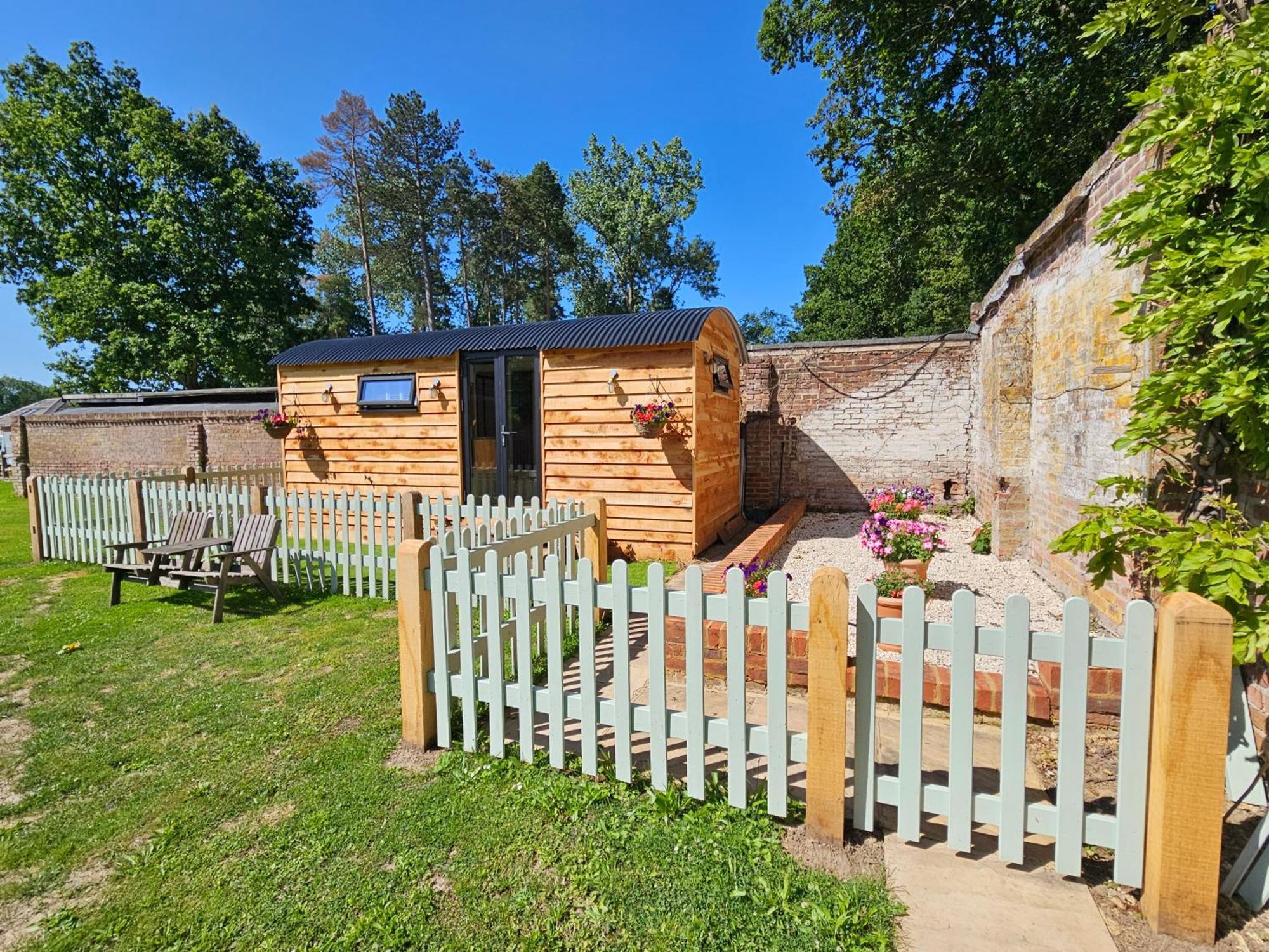 Gatwick Hideaway Hut Otel Charlwood Dış mekan fotoğraf